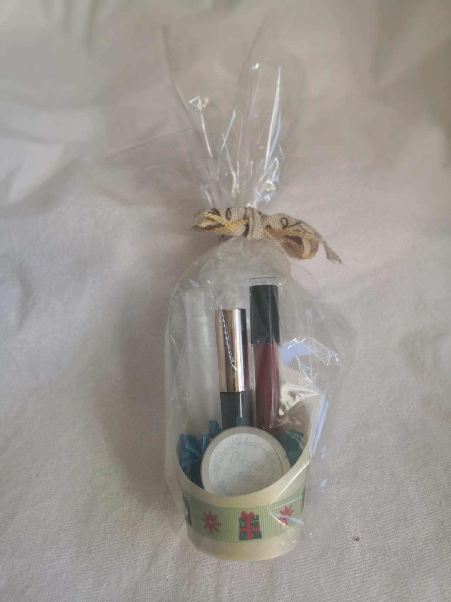 Pack con productos de maquillaje y cuidado personal