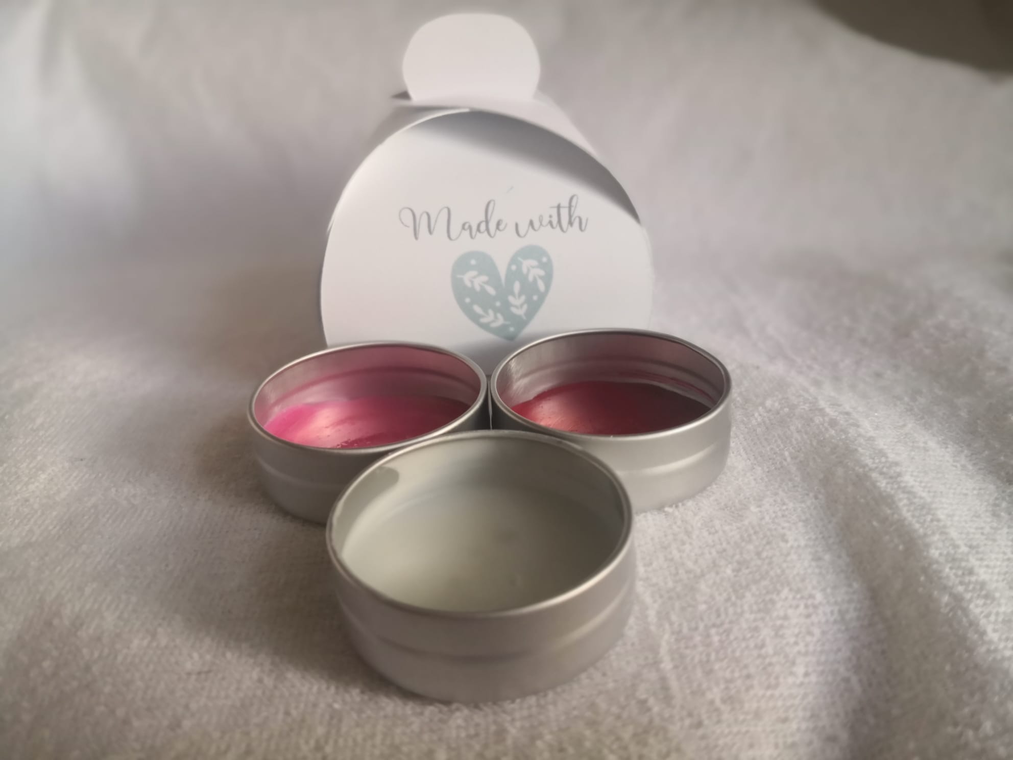 Pack con productos de maquillaje y cuidado personal